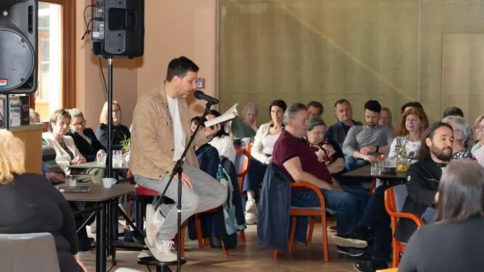 Am Samstag, dem 21. März, erwartete die Besucher ein außergewöhnlicher Start in den Tag beim bereits neunten Krimifrühstück im Kulturhauscafé Bad Waltersdorf. 