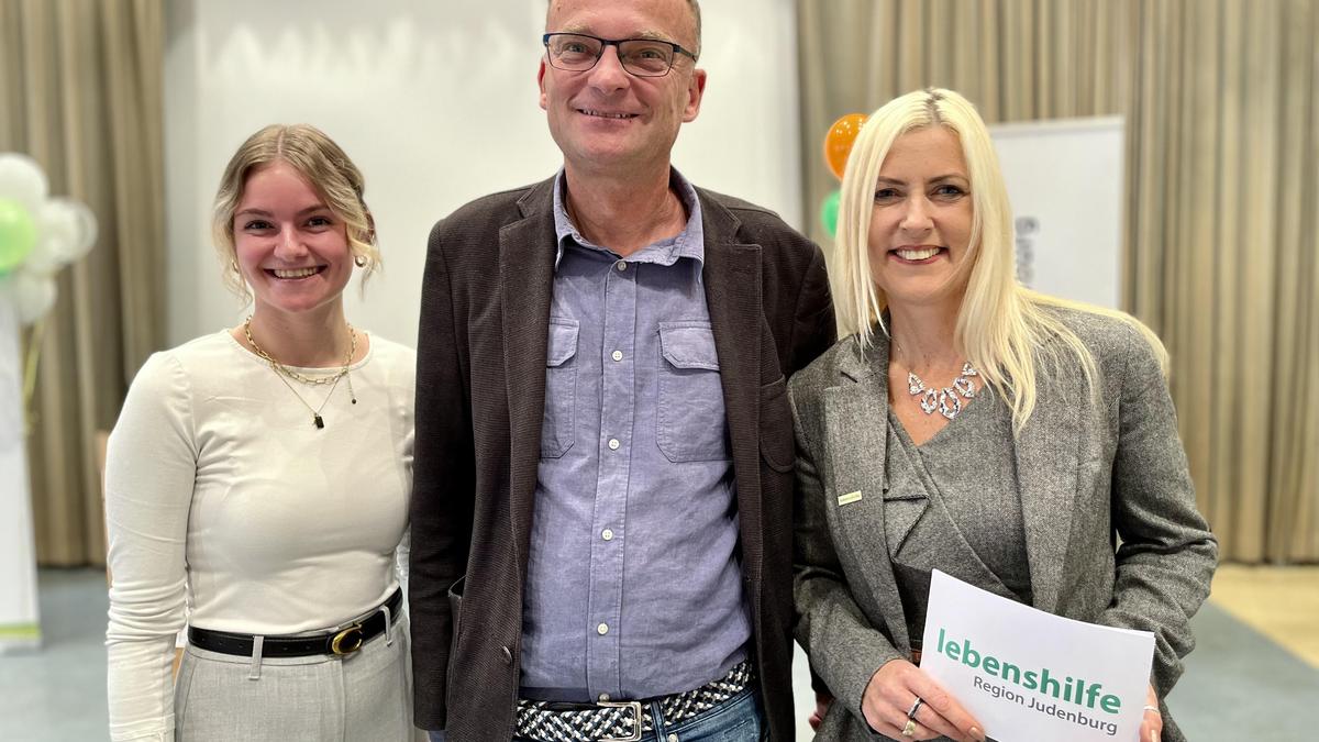 Von links: Jana Wurm mit Jörg Neumann, Geschäftsführung, und Sandra Rinofner, Obfrau (alle Lebenshilfe Region Judenburg).