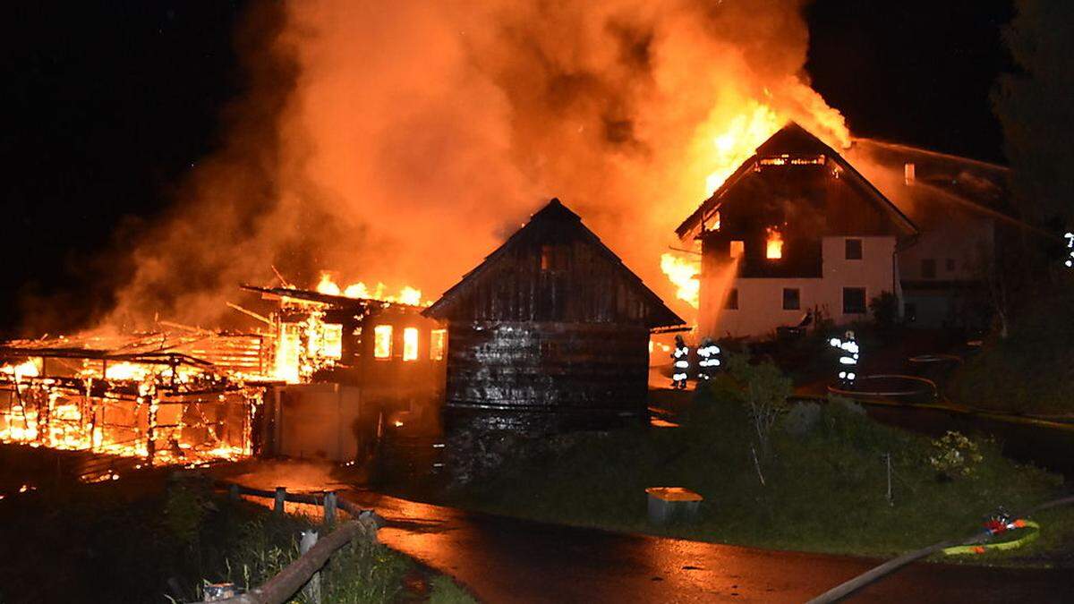 Wirtschaftsgebäude und  Wohnhaus in Oberwölz in Flammen. 