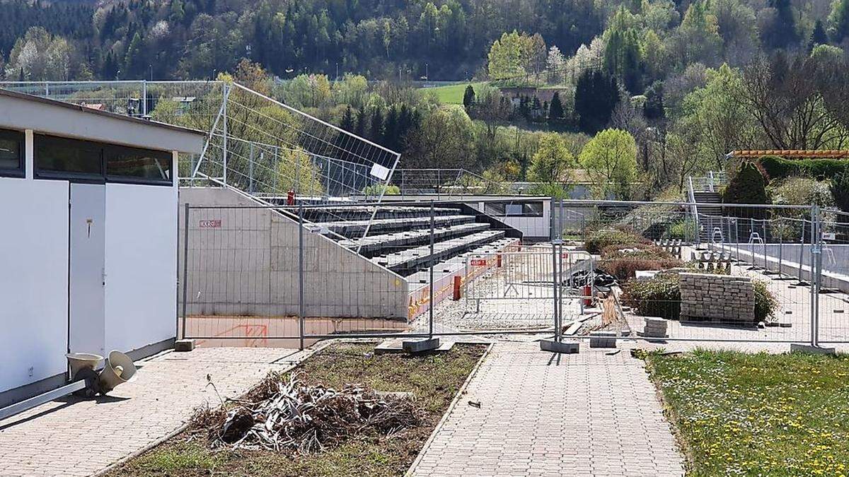 Kommunale Baustellen, hier das Brucker Freibad, muss es weiterhin geben, so die Bürgermeister	