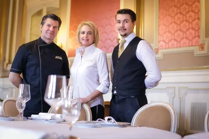 Das Schloss-Restaurant Stölzl in Wolfsberg ergatterte 86 punkte, 2 Gabeln: 

Fritz, Christa und Niklas Stölzl (von links)