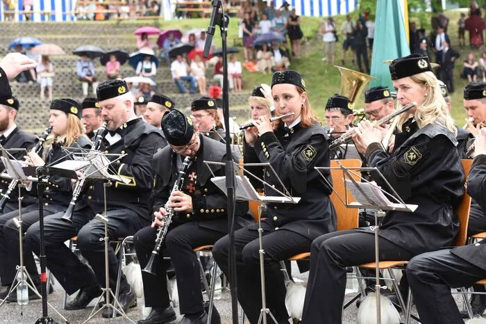 Die Reiftanz-Melodie erklingt insgesamt 108mal zu den komplizierten Figuren. Die Bergkapelle Hüttenberg unter der Leitung von Martin Irrasch spielt diese Melodien