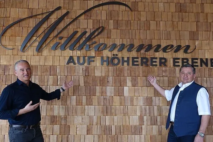 Seit 1999 führen die Brüder Alfred und Franz das Hotel und betreiben die Latschenhütte beim Teichalmsee und den Almerlebnispark Teichalm.