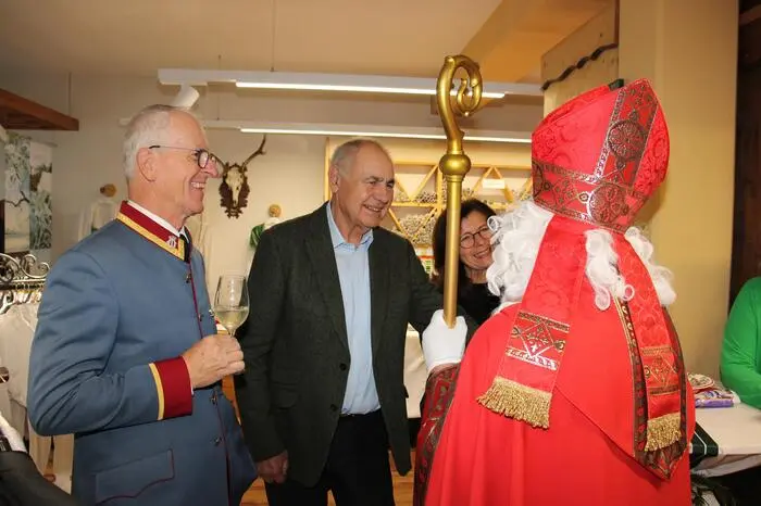 Abgerundet wurde der gemütliche Advent-Samstag mit dem Besuch vom Nikolaus und Mitgliedern der Stubalm Teifl´n. Kulinarisch verwöhnt von regionalen steirischen Schmankerln wurden die vielen Besucher vom Buschenschank Kremser-Greitbauer.  