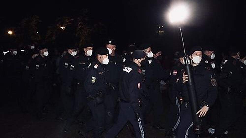 Mit einem Großaufgebot war die Grazer Polizei in der Nacht auf Samstag wieder im Stadtpark unterwegs