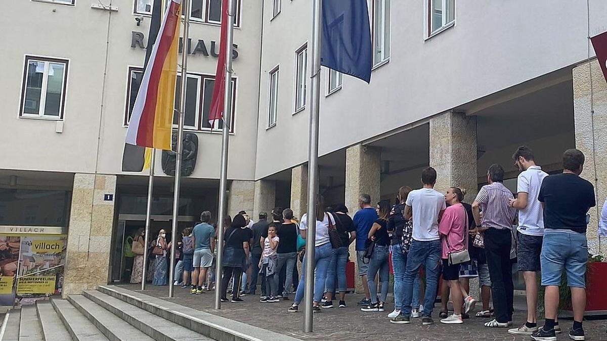 Der Andrang zum Impfen ohne Anmeldung in Villach ist ungebrochen groß