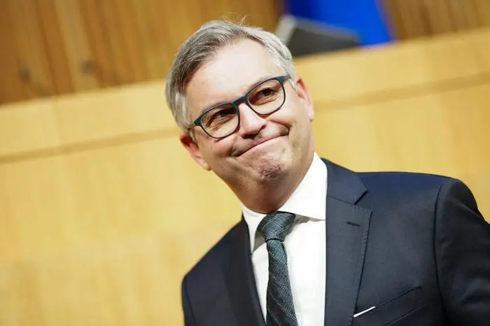 „Kickl auf der rechten, Andreas Babler auf der linken Seite, da gibt es in der Mitte genügend Platz für einen seriösen Bundeskanzler Karl Nehammer.“ - Finanzminister Magnus Brunner (ÖVP) hat eine Alternativvision.