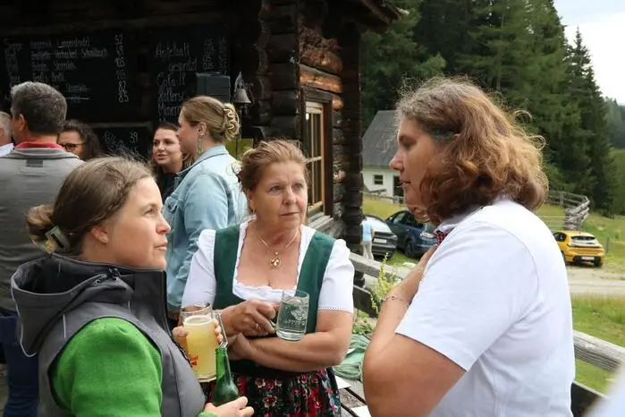 Besonders geschätzt wurde der direkte Austausch mit den Produzentinnen und Produzenten. Anita und Harald Pojer vom Biohof Pojer, Andreas Steinmetz und Magdalena Hirt vom Biohof Hold, Karin und Gerhard Forcher von Sunhendl sowie Susanne und Gernot vom Biohof Feeberger gaben Einblicke in ihre Arbeit und ihre Philosophie der biologischen Landwirtschaft.