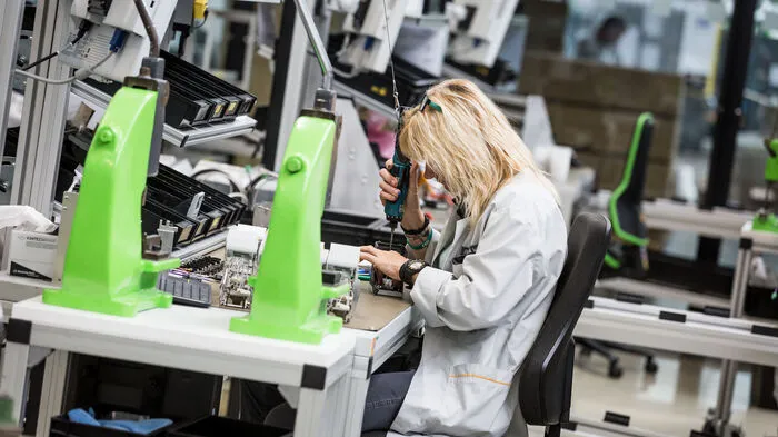Noch ist die Belegschaft der Firma Wild überwiegend männlich, aber auch Frauen zieht es in die Technik.