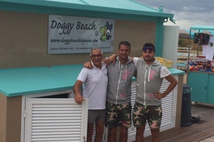 Lignano hat heute einen mit allem Komfort ausgestatteten "Doggy-Beach". Dafür bürgt das Personal. Dort dürfen die Vierbeiner nicht nur an den Strand, sondern auch im Meer baden.