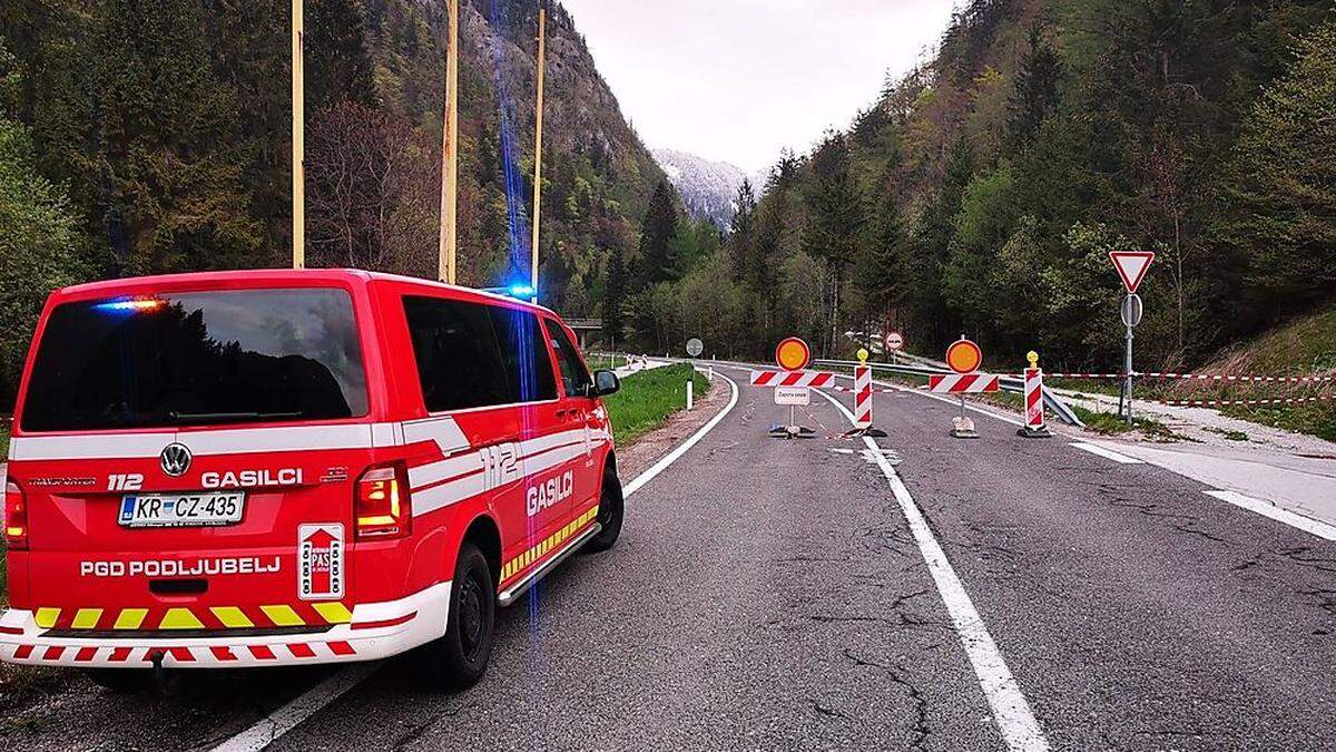 Die Straße ist bei der Absturzstelle einspurig befahrbar