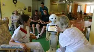 Pepper löst mit den Bewohnern Rechenaufgaben oder führt Übungen zum Gedächtnistraining durch