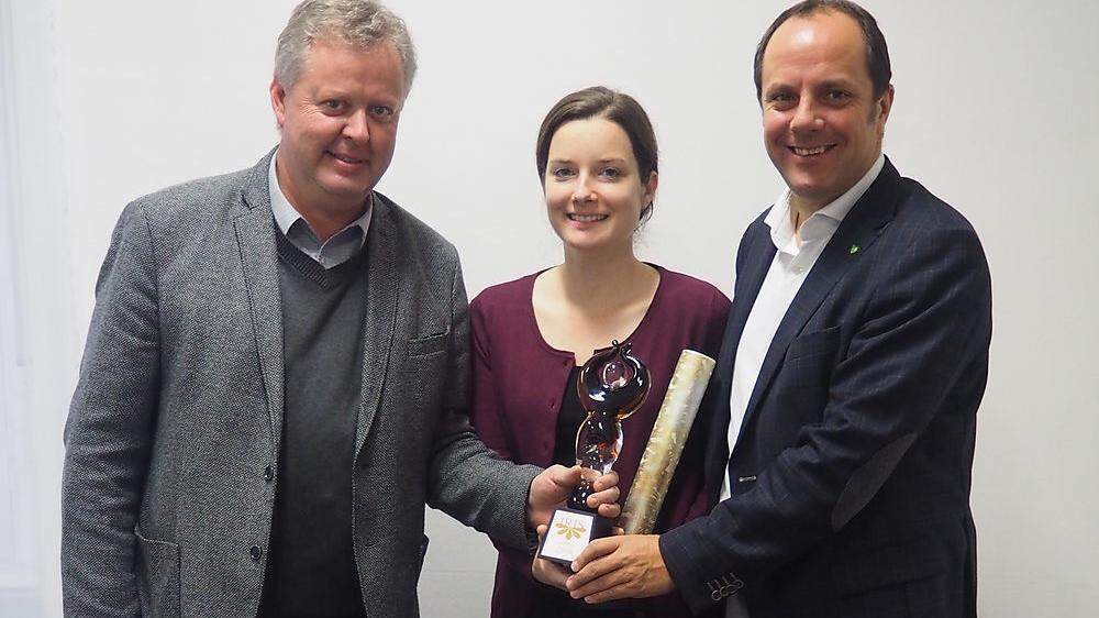 Vizebürgermeister Peter Schiefer, Kulturpakt-Leiterin Eva Lassnig und Bürgermeister Christoph Stark mit dem IRIS-Award