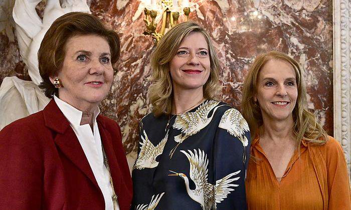 Im November wurde die "Jahrhundertbuhlschaft" präsentiert: Festspiel-Präsidentin Helga Rabl-Stadler, Schauspielerin Caroline Peters und Schauspieldirektorin Bettina Hering