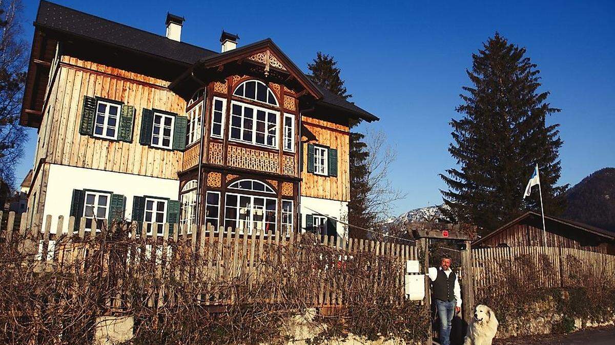 Dr. Eifler vor seinem Haus in Bad Aussee. Dort befindet sich auch seine Praxis