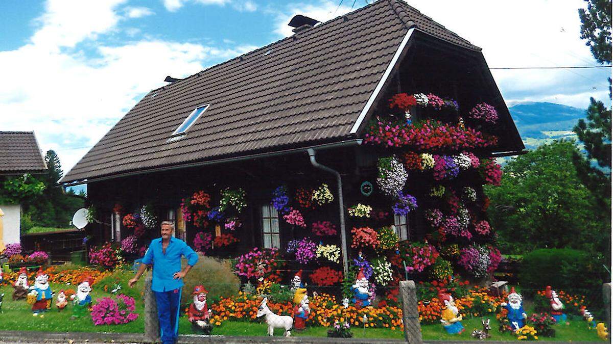 Siegfried Kleinsasser vor seiner bunten Blumenpracht