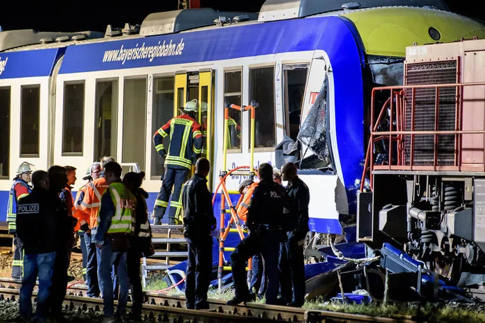   Mehrere Personen wurden verletzt, wie die Deutsche Bahn am Montagabend unter Berufung auf die Bundespolizei mitteilte