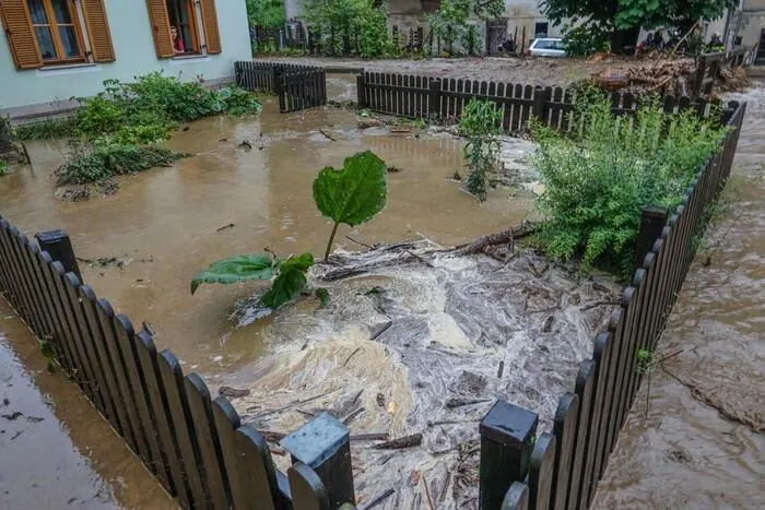 Bäche traten über die Ufer, mehrere Muren gingen im Ortsteil Festenburg ab.