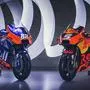 Die Tech3- (links) und die Werks-KTM