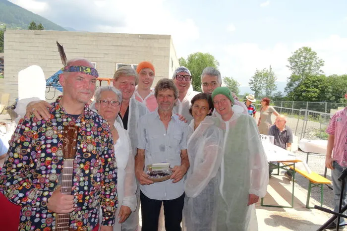 Die Mitglieder der Theatergruppe Berg haben einen Sketch vorbereitet.