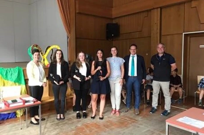 Nach der Präsentation des Projektkurzfilms sowie des Projektsongs wurde den CHS-Absolventinnen sowie dem pädagogischen Team für das Engagement gedankt, nachdem die Kinder zuvor einen Riesenapplaus aller Anwesenden erhielten.