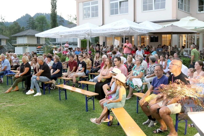 Auch wenn sich Gewitterwolken am Himmel auftürmten: Die Besucher waren nicht ausgeblieben. 