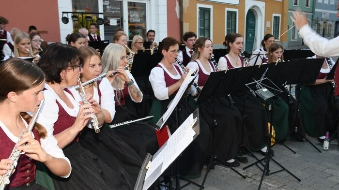 Kaum etwas Passenderes hätte es zum Jubiläum „150 Jahre Stadtmusikkapelle Musikverein Murau“ geben können, als vor viel Publikum auf dem Murauer Hauptplatz den „Großen Österreichischen Zapfenstreich“ zur Aufführung zu bringen. Laue Sommertemperaturen passten zur guten Stimmung der Besucher dieser Festveranstaltung.
