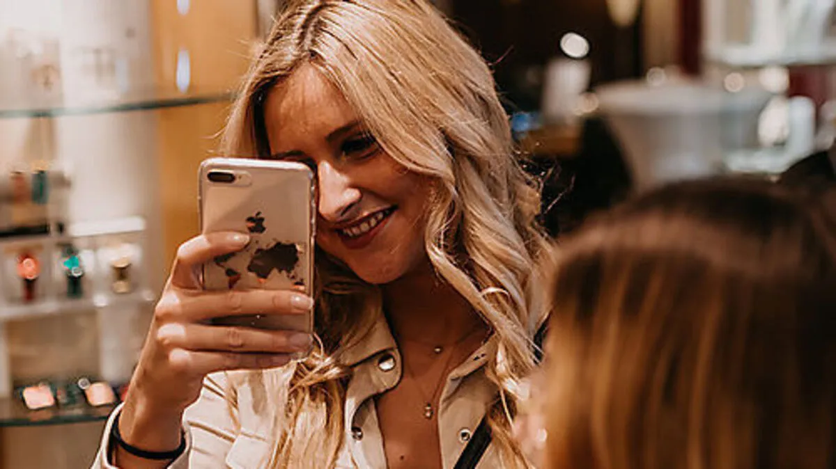 Die Blogger nahmen im Juweliergeschäft alles ganz genau ins Visier 