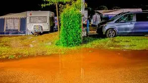 Man sieht einen überschwemmten Campingplatz mit Campingwägen und einem Auto | In Slowenien kam es zu teils heftigen Regenfällen, das Schlimmste soll im Laufe des Dienstags folgen (Symbolfoto)
