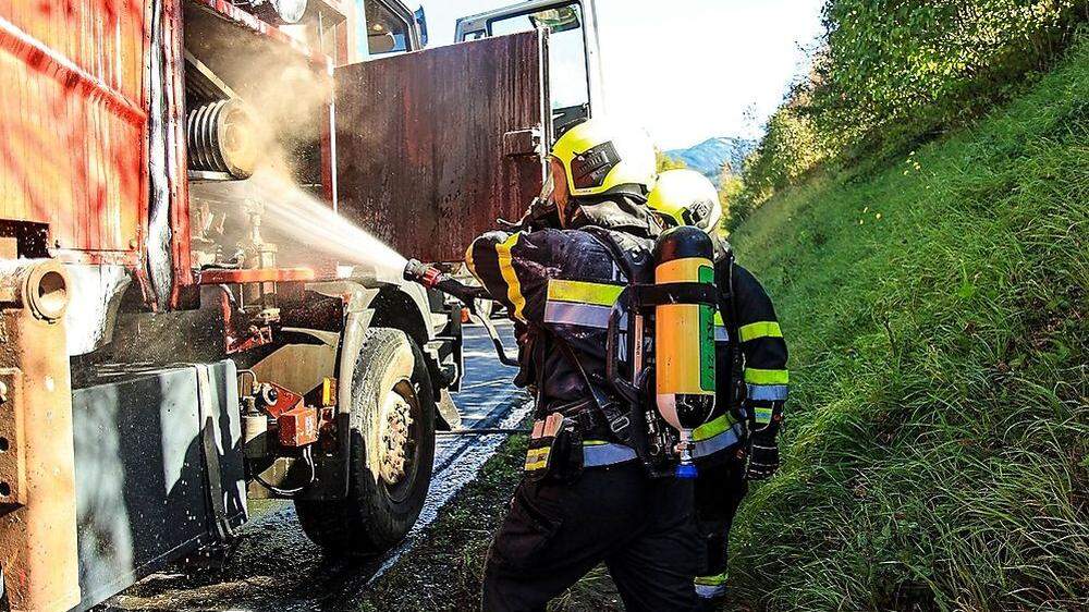 Männer der Feuerwehr Knittelfeld mit schwerem Atemschutz im Einsatz