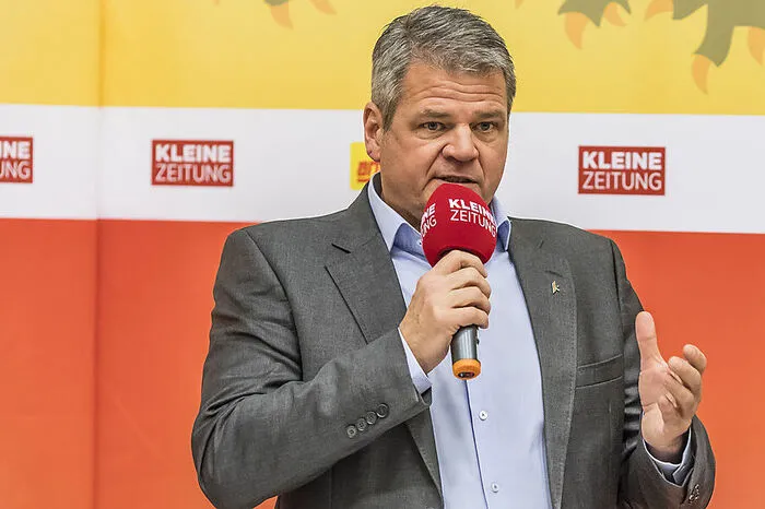 Gerhard Köfer und die Mundwinkeln: Der Chef des Team Kärntens mag ein erfahrener Poltiker sein, doch an seiner Körpersprache gebe es noch einiges zu verbessern, findet Experte Verra: "Deutlich wurde das schon am Anfang. Er war der Einzige, der Probleme hatte auf die Moderatoren zu schauen. Stattdessen tänzelt und wandert er, blickt auf seine Unterlagen."