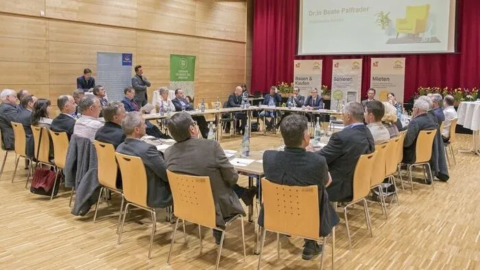 Zahlreiche Bürgermeister aus Osttirol sowie Bezirkshauptfrau Olga Reisner folgten der Einladung von Beate palfrader, ein 5-Euro-Wohnprojekt in Kitzbühel zu besichtigen