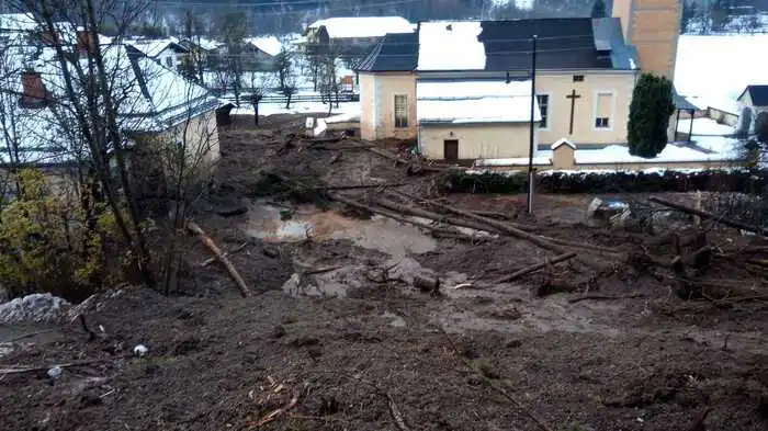 Vor der Kirche und dem Pfarrhof in Flattach zeigt sich nach den schweren Unwettern ein Bild der Verwüstung.