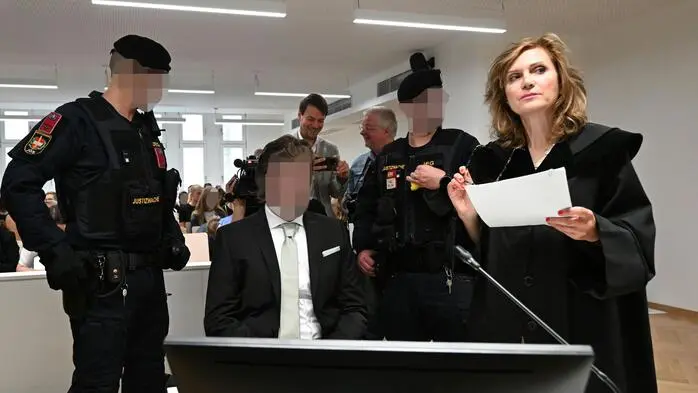Der Angeklagte und Verteidigerin Astrid Wagner: „Bekenne mich voll schuldig zum Mord“