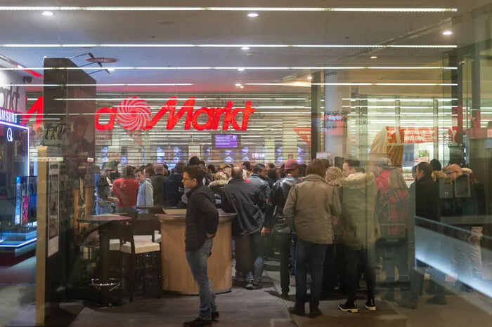 Denn Punkt 6 Uhr öffnet der Media Markt sein Tor und lockt mit einigen besonderen Schnäppchen.