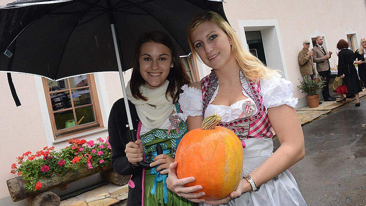 Theresa Fellner und Julia Cerjak beim Erntedankfest samt Landjugend-Jubiläum auf der Oberen Fellach