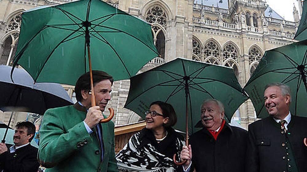 Franz Voves unterm Regenschirm mit Johanna Mikl-Leitner, Michael Häupl und Hermann Schützenhöfer