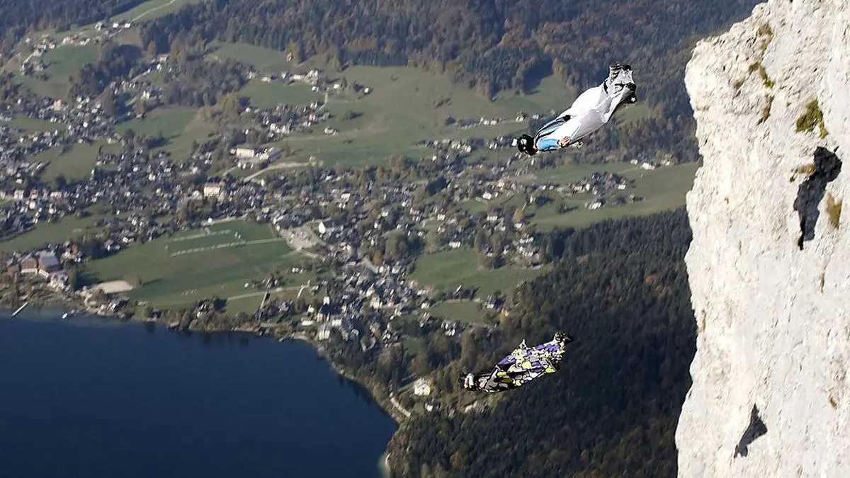 Wer fliegt hier vorbei? Für die Doku sprangen zwei Wingsuit-Piloten von der Trisselwand – gelandet wurde in der Seewiese 