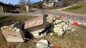 Durch den Aufprall  des Autos wurde alles zertrümmert