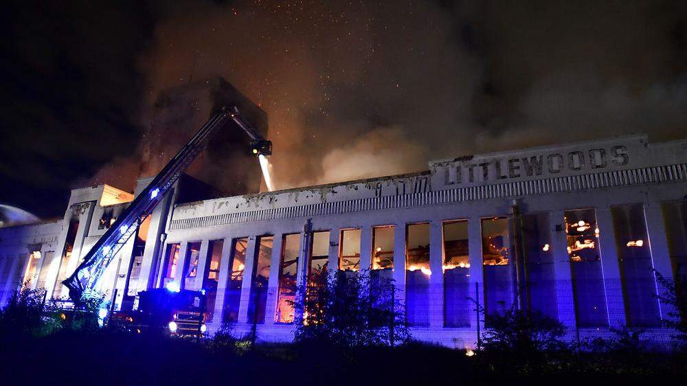 Großbrand in Art-Deco-Gebäude 