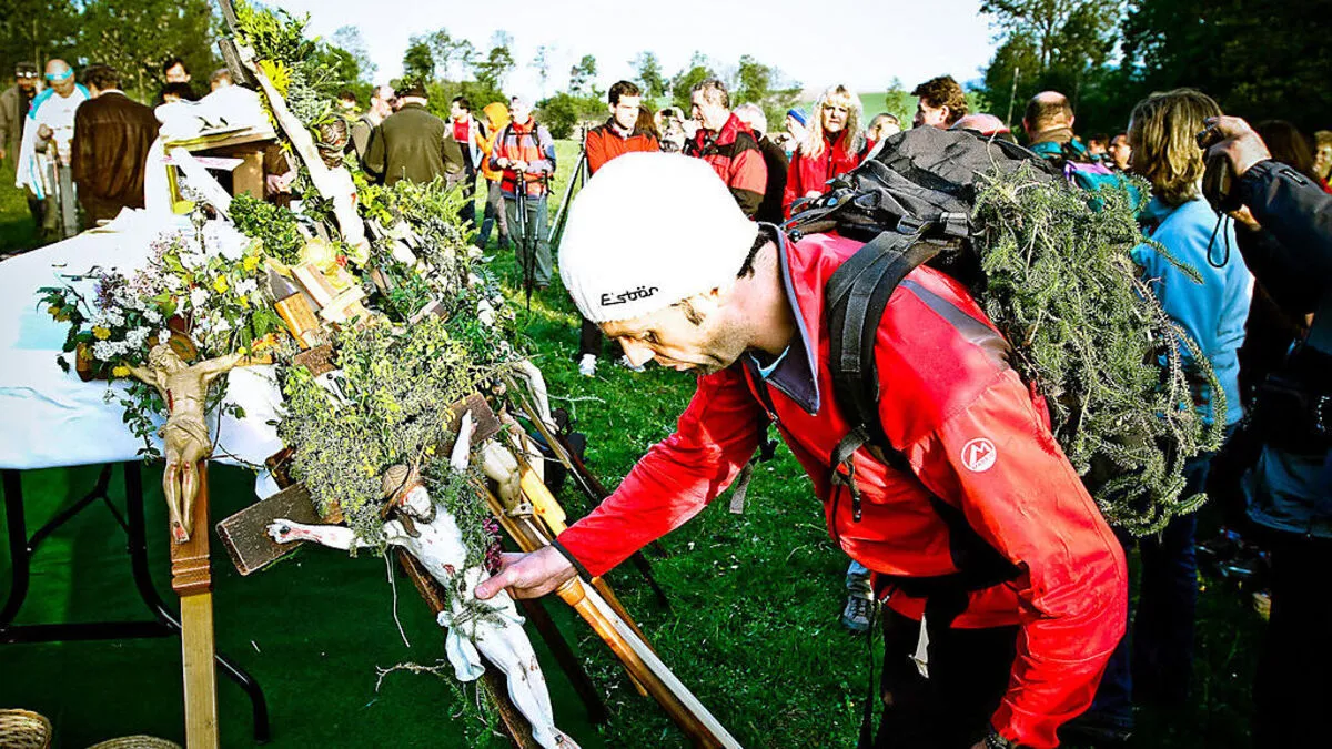 Für das Pflücken des Vierbergestraußes gibt es keine genauen Vorschriften. Wichtig ist das Grün, das für die Hoffnung nach dem Winter steht
