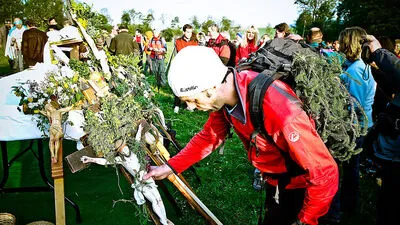Für das Pflücken des Vierbergestraußes gibt es keine genauen Vorschriften. Wichtig ist das Grün, das für die Hoffnung nach dem Winter steht