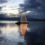 Der schwimmende Christbaum in der Klagenfurter Ostbucht erleuchtete das erste Mal