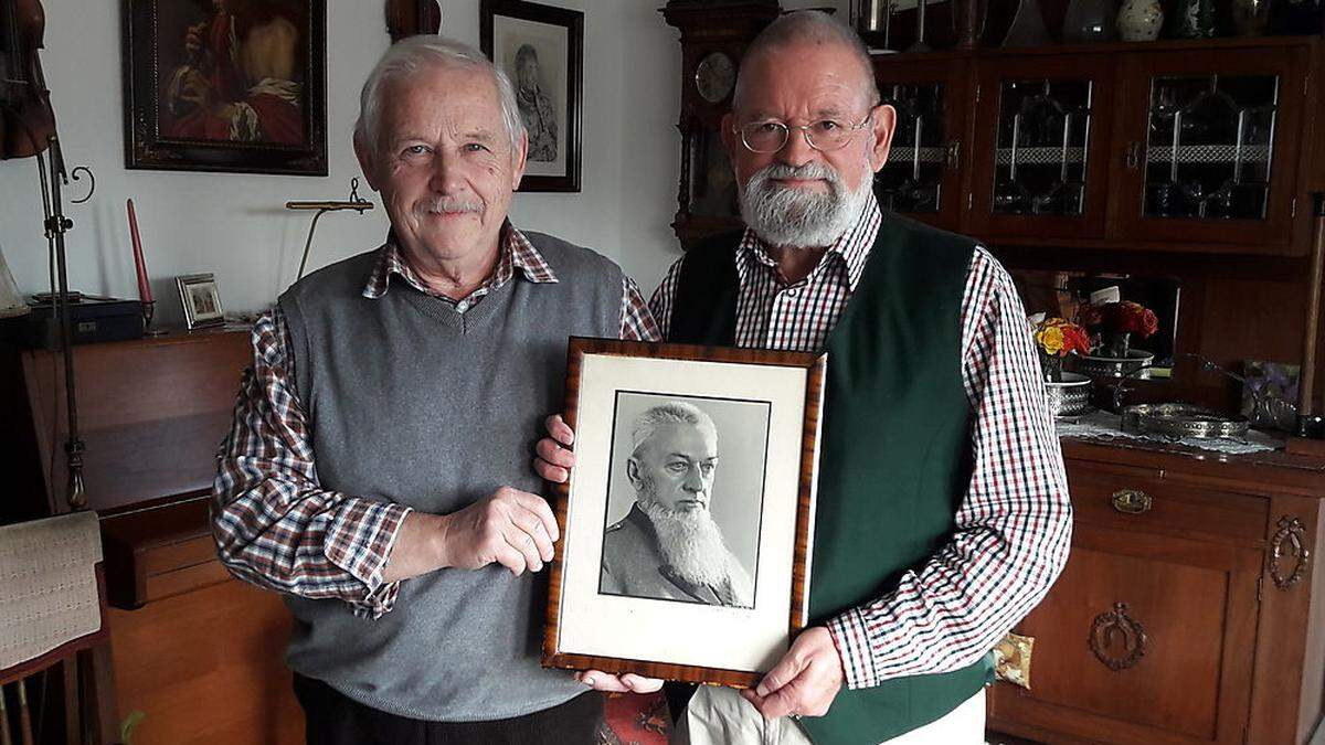 Fritz Safron (links) und Gerfried Leute halten ein Foto ihres Großvaters Richard Pohl 