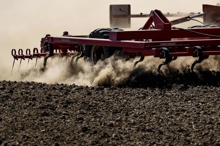 Auch in den Niederlanden wirbeln Farmer bei der Bewirtschaftung ihrer Felder immer mehr Staub auf.