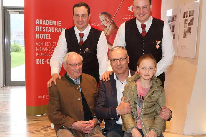 Die "vier Auernig-Musiker-Generationen" von links: Matthias Auernig (Tenorhorn), Johannes Auernig (Posaune), Felix Auernig (95 Jahre) und Gründungsobmann (1954) der TK-Tiffen, Sebastian Auernig (Alt-Kapellmeister) und Viktoria Auernig (9 Jahre), sie spielt Trompete.