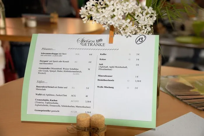 ... oder süße Köstlichkeiten wie Cremeschnitten oder Striezl mit Butter und Marmelade konnten verköstigt werden.