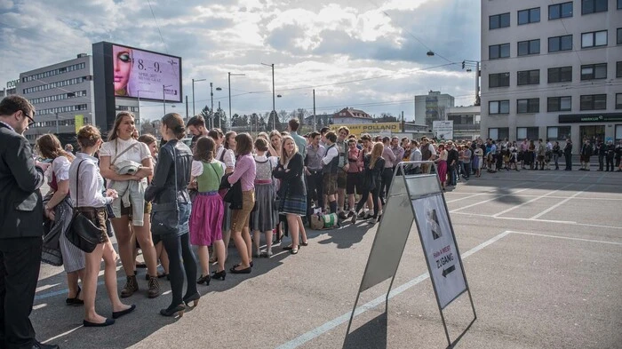 Eine lange Schlange voll junger Leute in Tracht vor der Messehalle: Ja, ist denn schon wieder Bauernbundball?