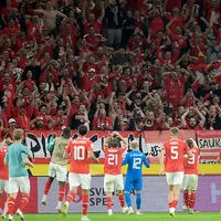 Das Volk freut sich mit dem Team, der Fußball muss kämpfen