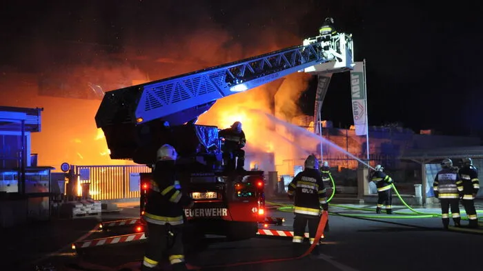 Aus bisher noch ungeklärter Ursache brach am Samstagabend in einem Baustoffzentrum in Rosental an der Kainach ein Brand aus.